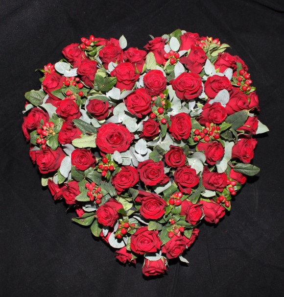 deuil fleurs composition florale gerbe raquette coussin coeur roses tombe cercueil pas cher prix reduit nantes saint nazaire savenay 44