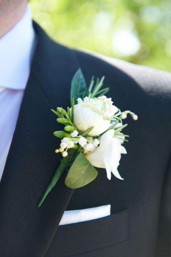 boutonnière-mariage-roses-blanches.jpg